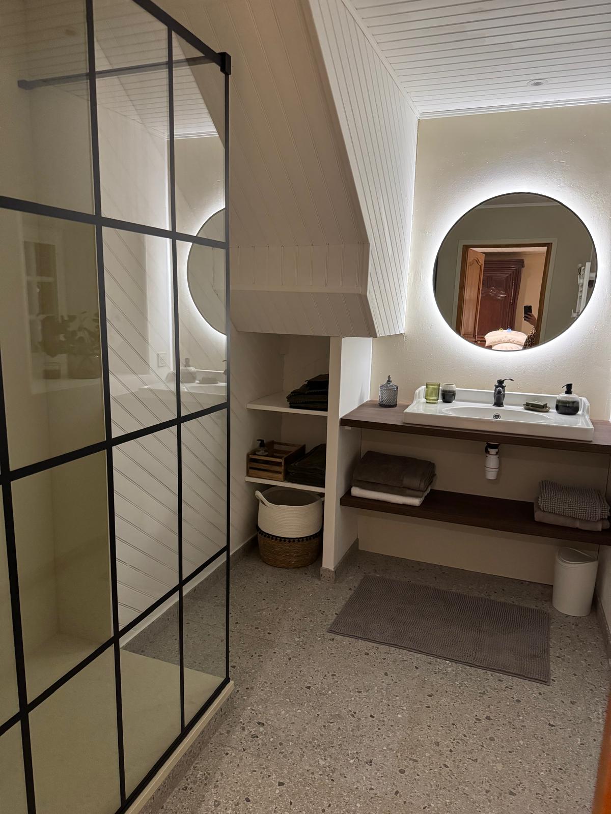 PHOTO-2025-05-31-21-51-28 Salle de bain moderne grise et marron